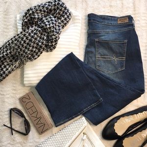 LEVI Denizen Jeans great wash and mid rise fit